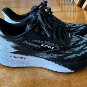 Brooks Launch women’s Black and White Running Sneakers